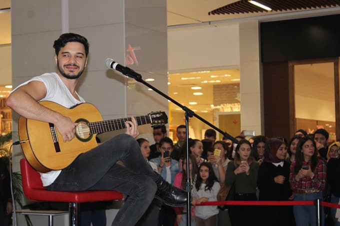 Agora AVM'de İlyas Yalçıntaş rüzgarı esti
