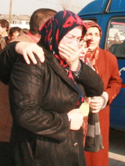 4 Kardeş Annesinin Kucağında Can Verdi