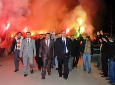 MHP'den Arifiye&#8217;de Dev Bayraklı Muhteşem Gösteri