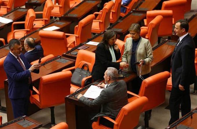 AKP'li vekillerden 'benim de imzam var' pozları
