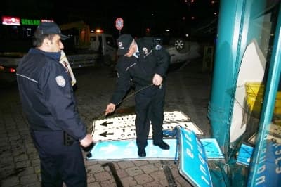 <strong><font face="Arial" size="2">Ehliyetine El Koyuldu<br /><br /></font></strong><font size="2"><font face="Arial">Polise yakalandığı i&ccedil;in &uuml;z&uuml;nt&uuml; yaşayan s&uuml;r&uuml;c&uuml; Zeki D.'nin yapılan alkol testinde 160 promil alkoll&uuml; olduğu belirlendi. Polis, ehliyetine el koyduğu alkoll&uuml; s&uuml;r&uuml;c&uuml;y&uuml; g&ouml;zaltına alarak polis merkezine g&ouml;t&uuml;rd&uuml;. Takla atan otomobil ise ters şekilde &ccedil;ekiciye y&uuml;klenerek emniyet garajına alındı. <br /><br /><strong>Tutanak Tutuldu</strong></font></font> <p><font face="arial,helvetica,sans-serif" size="2">Belediye ekipleri ise olay yerine gelerek trafik levhalarıyla ilgili hasar tespit &ccedil;alışması yaptı. Polis ise zarar g&ouml;ren iş yerinde inceleme yaparak hasarla ilgili tutanak tuttu. </font></p>