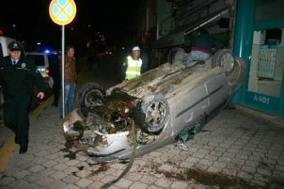 <strong><font face="Arial" size="2">2 Ara&ccedil; Daha D&uuml;kkanına Girmişti</font></strong> <p><font face="Arial" size="2">Kaza sesini duyarak olay yerine geldiğini belirten market sahibi Hakan Yeşilyurt, <font color="#333399">&quot;Kaza sesini duyunca hemen evden fırladım ve olay yerine geldim. Sesi ilk duyduğumda yine d&uuml;kkana araba girdi diye d&uuml;ş&uuml;nd&uuml;m. &Ccedil;&uuml;nk&uuml; daha &ouml;nce de 2 kez d&uuml;kkanıma araba girmişti. Ters d&ouml;nen aracın yanına geldiğimde i&ccedil;inde kimse yoktu. 3 kişinin yukarı doğru ka&ccedil;tığını g&ouml;rd&uuml;k. Kazada levhalar benim marketin yanındaki s&uuml;per marketin camlarını kırmış.&quot;</font> diye konuştu. </font></p><p><font face="arial,helvetica,sans-serif" size="2">Kaza ile ilgili polisin başlattığı soruşturma s&uuml;r&uuml;yor.</font></p>