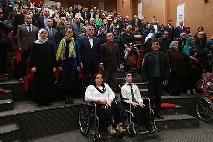 "Asıl engel yürekleri nasır tutmuş insanlardadır"