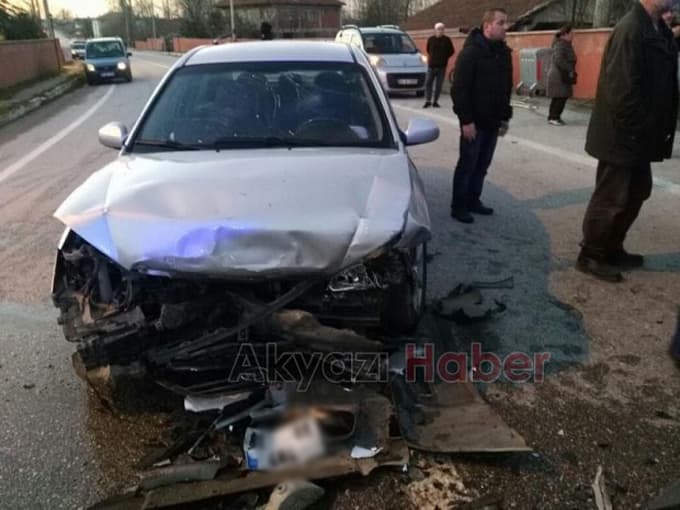 Akyazı'da kaza! 3 kişi yaralandı