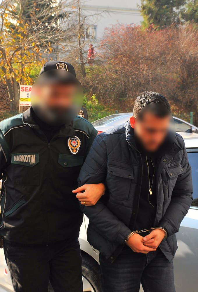 İhraç edilen emniyet amiri 55 kg esrarla yakalandı