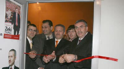 <font face="Arial" size="2">A&ccedil;ılışta Adapazarı Belediye Başkanı S&uuml;leyman Dişli de bir konuşma yaptı. Dişli, T&uuml;rkiye'de ak hizmetlerin katlanarak devam edeceğini, hizmet anlayışının kendilerine Başbakan Tayyip Erdoğan tarafından enjekte edildiğini s&ouml;yledi.Dişli, <font color="#333399">&quot;Başbakanımızın bize olan g&uuml;venini boşa &ccedil;ıkarmayacağız. Sakarya'nın değişimine ivme kazandıracak hizmetlerimizi d&uuml;n olduğu gibi bundan sonra da tek tek hayata ge&ccedil;ireceğiz. Yaptıklarımız yapacaklarımızın teminatıdır. Durmak yok hizmete devam&quot; </font>dedi. </font>