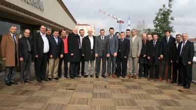 <font face="Arial" size="2">Se&ccedil;imi kazanacaklarını ve bunun i&ccedil;in gece g&uuml;nd&uuml;z &ccedil;alıştıklarını s&ouml;yleyen AK Parti Merkez İl&ccedil;e Başkanı Ali İhsan Yavuz ise, se&ccedil;imlerin Sakarya'ya şimdiden hayırlı olmasını diledi. &Ouml;te yandan, AK Parti Sakarya B&uuml;y&uuml;kşehir Belediye Başkan adayı Zeki To&ccedil;oğlu, parti teşkilatıyla bir araya geldi. Elegante Kafe'de AK Parti il&ccedil;e başkanlarıyla kahvaltıda buluşan Zeki To&ccedil;oğlu, teşkilat olarak se&ccedil;imi kazanmak i&ccedil;in gece g&uuml;nd&uuml;z &ccedil;alıştıklarını s&ouml;yledi. Zeki To&ccedil;oğlu,<font color="#333399"> &quot;&Uuml;lkemizin ve şehrimizin gelişmesinin devam etmesi i&ccedil;in Ak kadroların yerel se&ccedil;imlerden başarı ile &ccedil;ıkması gerekiyor. Biz &uuml;zerimize d&uuml;şeni yapıyoruz. Sakarya teşkilatı olarak g&uuml;&ccedil; birliği yaptık, g&ouml;n&uuml;l birliği yaptık gece g&uuml;nd&uuml;z &ccedil;alışıyoruz. Mazlumların ve mağdurların sesi olan başbakanımızın elini g&uuml;&ccedil;lendirmek i&ccedil;in Sakarya'da oylarımızı artırıp se&ccedil;imi kazanacağız&quot;</font> dedi.</font>