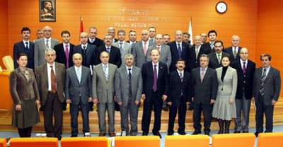 <font face="Arial" size="2">2008 yılında projelendirilen bir&ccedil;ok &ccedil;alışmanın 2009 yılı programına alındığını anlatan Ertiryaki, 2009 yılı programına başladıklarını bu yıl ger&ccedil;ekleştirilecek &uuml;retim faaliyetlerinin &ouml;nceki yılların &ccedil;ok &uuml;st&uuml;nde olacağını ifade etti.<br /><br />Genel M&uuml;d&uuml;r İbrahim Ertiryaki, &ouml;nlerinde uzun ve zorlu bir s&uuml;re&ccedil; olduğunu belirterek s&ouml;zlerini ş&ouml;yle tamamladı: <font color="#333399">&quot;T&Uuml;VASAŞ'ı i&ccedil; ve dış pazarlarda birlikte daha da ileri g&ouml;t&uuml;receğimizden eminim. Azalan personel sayımıza rağmen iş kapasitemiz artmaktadır. &Ccedil;ok &ccedil;alışarak T&Uuml;VASAŞ'ı d&uuml;nyada tercih edilir bir marka haline getireceğimize inancımız tamdır.&quot;</font>&nbsp;</font>