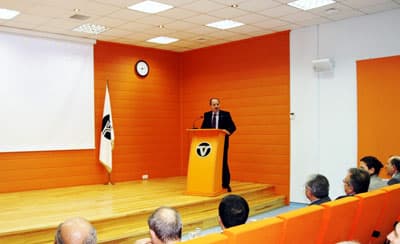 <font size="2"><font face="Arial"><strong>NELER YAPILACAK<br /><br /></strong>2009 yılı i&ccedil;inde TCDD i&ccedil;in &uuml;retilecek dizel tren setlerinin ihzarat &ccedil;alışmalarına başlanıldı. Proje ile ilgili, teknik ve idari personelin eğitimleri G&uuml;ney Kore Hyundai/Rotem firmasında yapılacak. Yıl i&ccedil;inde imalatına başlanacak bu proje ile T&Uuml;VASAŞ &uuml;reteceği dizel tren setlerle teknoloji transferi de ger&ccedil;ekleştirmiş olacak. Bulgaristan Demir Yolları i&ccedil;in imal edilecek 30 adet yataklı vagonun ihzarat alımlarını m&uuml;teakip imalata başlanılacak. Hyundai/Rotem firması ile ortak &uuml;retim &ccedil;er&ccedil;evesinde yapılan işlere 2009 yılında da devam edilecek, İstanbul B&uuml;y&uuml;kşehir Belediyesi'ne 44 metro aracı, TCDD i&ccedil;in 35 Elektrikli dizi aracı imalatı yapılacak. 2009 yılı i&ccedil;inde 600 &uuml;zerinde yolcu vagonunun bakım, onarım ve revizyonu ile 150 adet yolcu vagonu komponentlerinin tadilatı ve modernizasyonu planlandı. T&Uuml;VASAŞ'ın T&Uuml;BİTAK tarafından kabul edilen 'Yolcu vagonlarının statik ve dinamik y&uuml;kler altında incelenmesi' projesi ile ilgili test standı tamamlanmış olup 2009 yılı i&ccedil;inde İT&Uuml; Makine M&uuml;hendisliği Fak&uuml;ltesi ile birlikte yolcu vagonlarının testlerine başlanacak.</font></font>