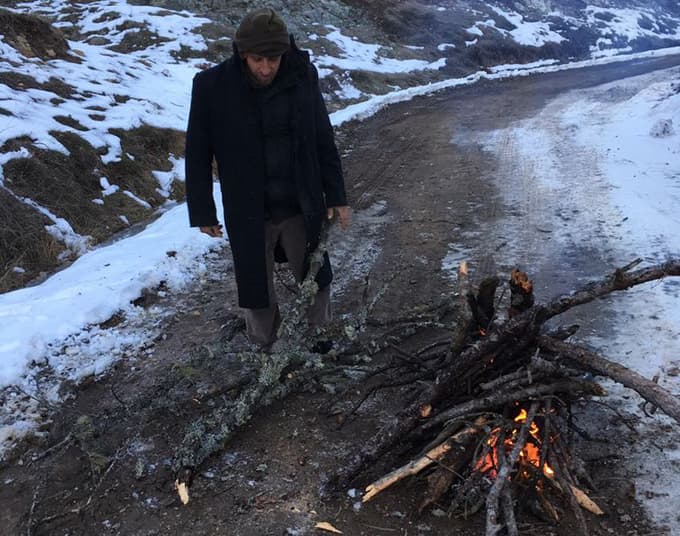4 saat boyunca karlı ormanda mahsur kaldılar