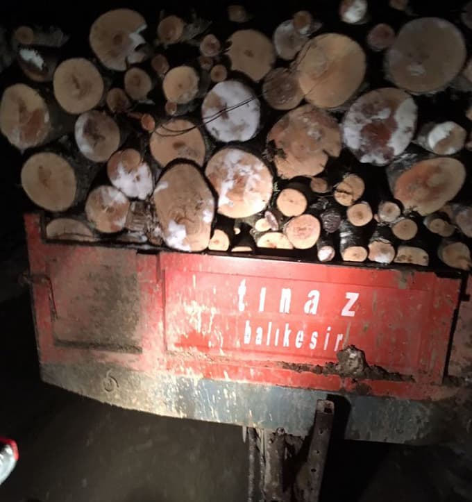 4 saat boyunca karlı ormanda mahsur kaldılar