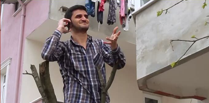 ''Telefonla konuşmak için ağaca çıkan var''