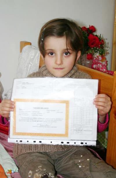 <strong><font face="Arial" size="2">Beni &Ccedil;ok&nbsp;Sevdiklerini S&ouml;yleyerek Ayrıldılar<br /><br /></font></strong><font face="Arial"><font size="2">Kazada 4 &ccedil;ocuğunu kaybeden ve eşi de ağır yaralanan H&uuml;seyin Doğan ise &ccedil;ocuklarından geriye kalan eşyalarına bakarak acısını dindirmeye &ccedil;alışıyor.<br /><br /></font><font size="2">Kara&ccedil;alılık k&ouml;y&uuml;ndeki &ccedil;ocuklarının mezarını ziyaret eden baba Doğan, &ccedil;ocukları i&ccedil;in dua etti. &Ccedil;ocuklarını yolcu ederken son s&ouml;zlerinin <font color="#333399">'Baba seni &ccedil;ok seviyoruz'</font> olduğunu kaydeden g&ouml;z&uuml; yaşlı baba o g&uuml;n yaşananları ş&ouml;yle anlattı: </font></font><font face="Arial" size="2" color="#333399">&quot;Eşim ve &ccedil;ocuklarım İstanbul'daki teyzelerine gideceklerdi. Sabah 09.00'da &ccedil;ocuklarımı ve eşimi minib&uuml;se bindirdim. Ben daha sonra iş yerine ge&ccedil;tim. 1 saat sonra telefon geldi ve kaza ge&ccedil;irdikleri haberini aldım. Kaza yerine gittiğimde acı haberle karşılaştım. &Ccedil;ocuklarım ayrılırken beni &ccedil;ok sevdiklerini s&ouml;ylemişlerdi. Benden el sallayarak ayrılmışlardı. Onlardan geriye boş ranzaları ve elbiseleri kaldı. Sabah yolcu etmiştim. Akşam toprağa verdim. Ş&ouml;f&ouml;r arkadaşlara diyecek bir şey bulamıyorum. Allah ıslah etsin.&quot;<br /><br /></font><font face="Arial" size="2">Kazada &ouml;len kızı Rabia'nın okulunda ve Kur'an kursunda &ccedil;ok başarılı bir &ouml;ğrenci olduğunu ifade eden Doğan, kızının en son okuldan taktir belgesi aldığını dile getirdi. Kızının s&uuml;per zekaya sahip bir &ccedil;ocuk olduğunu anlatan Doğan, <font color="#333399">&quot;Kızım okuldaki başarısının karşılığını takdirle aldı. S&uuml;per zekaya sahip bir kızdı. Okulundan olsun Kur'an kursundan olsun hep taktir getiriyordu. M&uuml;d&uuml;r&uuml; ve hocası bunu okutun diyorlardı. Elimden geldiği kadar okutmaya &ccedil;alışıyordum. Kızımdan geriye &ccedil;izdiği resimler ve taktir belgesi kaldı.&quot;</font> dedi.<br /></font>