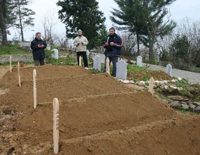 <font face="Arial" size="2">Kazanın ardından eşi ile g&ouml;r&uuml;şt&uuml;ğ&uuml;n&uuml; belirten Doğan, ş&ouml;yle devam etti: </font><font size="2"><font face="Arial"><font color="#333399">&quot;Eşimi hastaneye g&ouml;rmeye gittiğimde her şeyden haberi vardı. Ancak şoku &uuml;zerinden atamamıştı. Kendisine &ccedil;abuk iyileşmesini ve &ccedil;ocuklarının evde onu beklediğini s&ouml;yledim. Ama o olayların farkındaydı. Bana '&ccedil;ocuklarımdan bir tanesi bile kalsın yeterli' diye cevap verdi.&quot;<br /><br /></font>Ormank&ouml;y Kavşağı'nda d&uuml;n sabah saatlerinde meydana gelen kazada tavuk yemi y&uuml;kl&uuml; tankerin virajı alamayarak devrilip kırmızı ışıkta bekleyen yolcu minib&uuml;s&uuml;ne &ccedil;arpması sonucu meydana gelen kazada 5 kişi &ouml;lm&uuml;ş, 1'i ağır 14 kişi yaralanmıştı. Kazada ağır yaralanan Hatice Doğan'ın &ccedil;ocukları Rabia, Zehra, Muhammet Ali ve Abd&uuml;lkerim Doğan ile ayrıca Ali Bilgin (75) isimli şahıs yaşamını yitirmişti.</font></font>