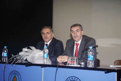 <font face="Arial" size="2"><font color="#333399"><font color="#000000"><strong>İnşallah Hayırlı Bir Se&ccedil;im Olur</strong></font><br /><br /></font>Se&ccedil;im &ccedil;alışmaları nedeniyle Hendek'e gelen Sakarya B&uuml;y&uuml;kşehir Belediye Başkan Adayı Zeki To&ccedil;oğlu da s&ouml;z alarak;<font color="#333399"> &quot;&Ouml;n&uuml;m&uuml;zde &ouml;nemli bir se&ccedil;im var. Bu &uuml;lke &ccedil;ok karanlık g&uuml;nlerden ge&ccedil;ti. Siyasi sis perdesinin uzun yıllar &uuml;zerinden kaldırılmadığı bir &uuml;lkede yaşıyorduk. Bu sis perdesinin aralanması h&uuml;k&uuml;metimizin &ouml;nderliğinde olmuştur. Halkımız AK Partiye g&uuml;venmiştir ve g&uuml;venleri de boşa &ccedil;ıkmamıştır. Halkımız kendisine hizmet yapanları &ccedil;ok iyi biliyor, bundan hi&ccedil; kimsenin ş&uuml;phesi yok. İnşallah hepimiz i&ccedil;in hayırlı bir se&ccedil;im olur.&quot;</font> dedi.<br /><br />Konuşmalardan sonra, AK Parti Hendek İl Genel Meclisi &uuml;yesi adayları tanıtıldı.</font>
