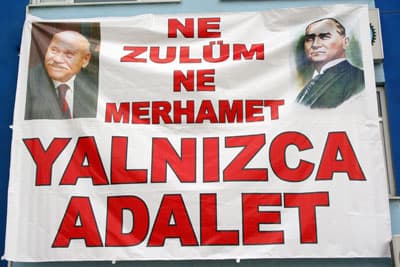 Mustafa Özbek'e Posterli Destek