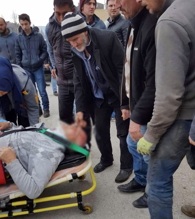 Bisiklet kullanan yaşlı adama, otomobil çarptı