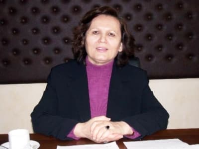 <strong><font face="Arial" size="2">Mahkumlara B&uuml;y&uuml;k Fayda Sağlayacak<br /><br /></font></strong><font face="Arial" size="2">Mahkumlara ve cezaevi &ccedil;alışanlarına her a&ccedil;ıdan b&uuml;y&uuml;k faydası olacak projenin bir ilk olma &ouml;zelliği taşıdığını vurgulayan Baytekin şu bilgileri verdi:</font><font face="Arial" size="2" color="#333399"> &quot;Fak&uuml;ltelerimiz projeye kendi alanlarında katkıda bulunacaklar. Beden eğitimi ve Spor Y&uuml;ksekokulumuz h&uuml;k&uuml;ml&uuml; ve tutukluların sportif faaliyetlerle rehabilite etmeye &ccedil;alışacak. G&uuml;zel Sanatlar Fak&uuml;ltemiz halı, kilim tasarımı, hat ve minyat&uuml;r tasarımı konusunda kurslar verecek. Eğitim Fak&uuml;ltemiz<strong> 'Eğitim Sosyal ve K&uuml;lt&uuml;rel Destek'</strong> programı &ccedil;er&ccedil;evesinde<strong> 'Stres Y&ouml;netimi ve &Ouml;fke Kontrol&uuml;'</strong>, <strong>'Kişilik ve Davranışlarımız' </strong>ve<strong> 'Ruh Sağlığı'</strong> konusunda konferans, panel d&uuml;zenleyecek ve grup rehberliği yapacak. İlahiyat Fak&uuml;ltemiz ise <strong>'İslam ve İnsan'</strong>, <strong>'Sevgi ve Kardeşlik'</strong>, <strong>'İslam'da Eğitim'</strong>, <strong>'Birlik ve Beraberlik'</strong>, <strong>'Mevlana'dan G&uuml;n&uuml;m&uuml;ze Mesajlar'</strong> gibi konularla eğitsel ve k&uuml;lt&uuml;rel destekte bulunacaktır.&quot;</font>