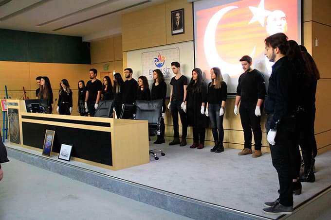 İstiklal Marşı'nı işaret diliyle okudular