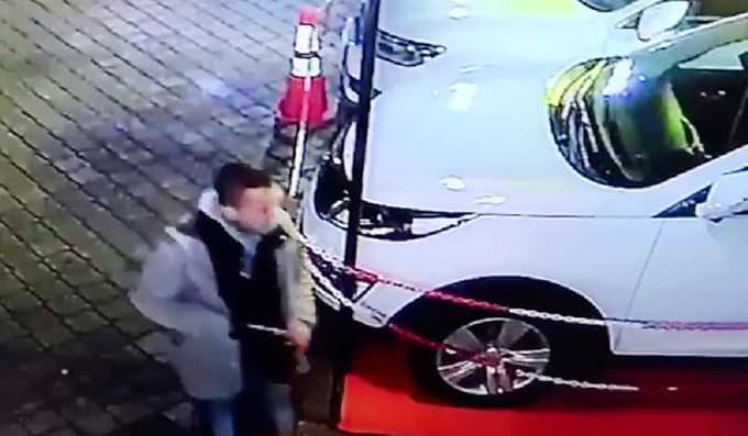 Galerinin önündeki arabaları çizip kaçtı