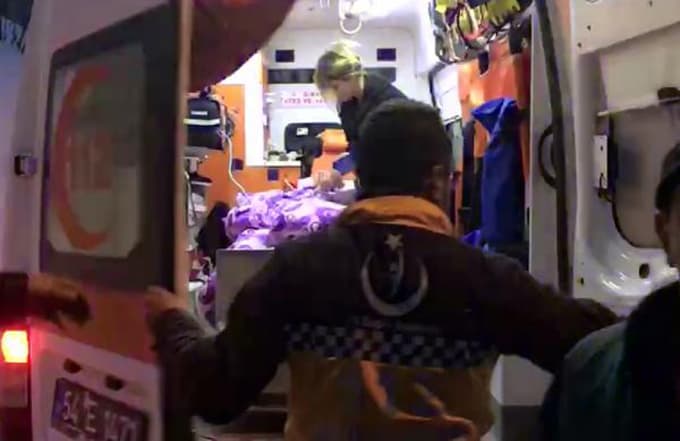 Kar yolu kapattı; Hastaya iş makinesiyle ulaşıldı