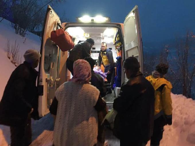 Kar yolu kapattı; Hastaya iş makinesiyle ulaşıldı