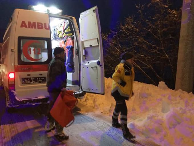 Kar yolu kapattı; Hastaya iş makinesiyle ulaşıldı