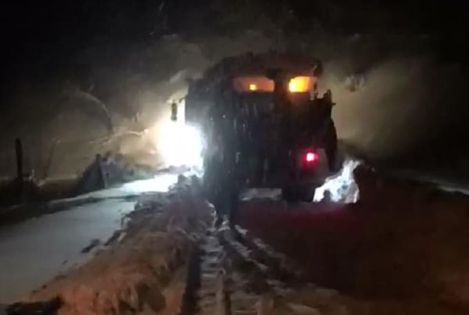 Kar yolu kapattı; Hastaya iş makinesiyle ulaşıldı