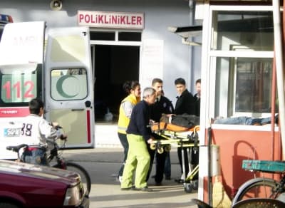 Camla Bileklerini Kesti