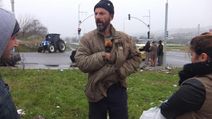 Kaza yapan otomobildeki köpeği böyle korudu