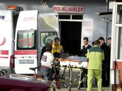 Camla Bileklerini Kesti