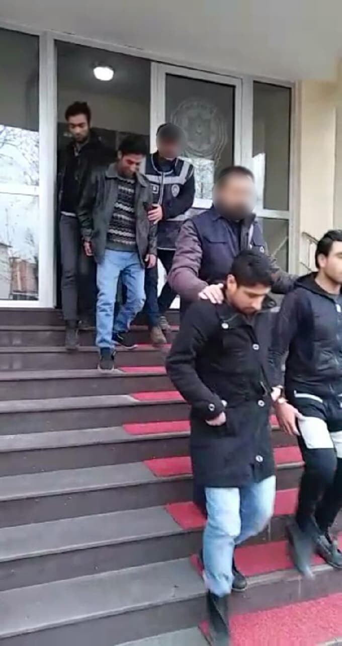 Evi basıp, borcu olan genci balkondan attılar!