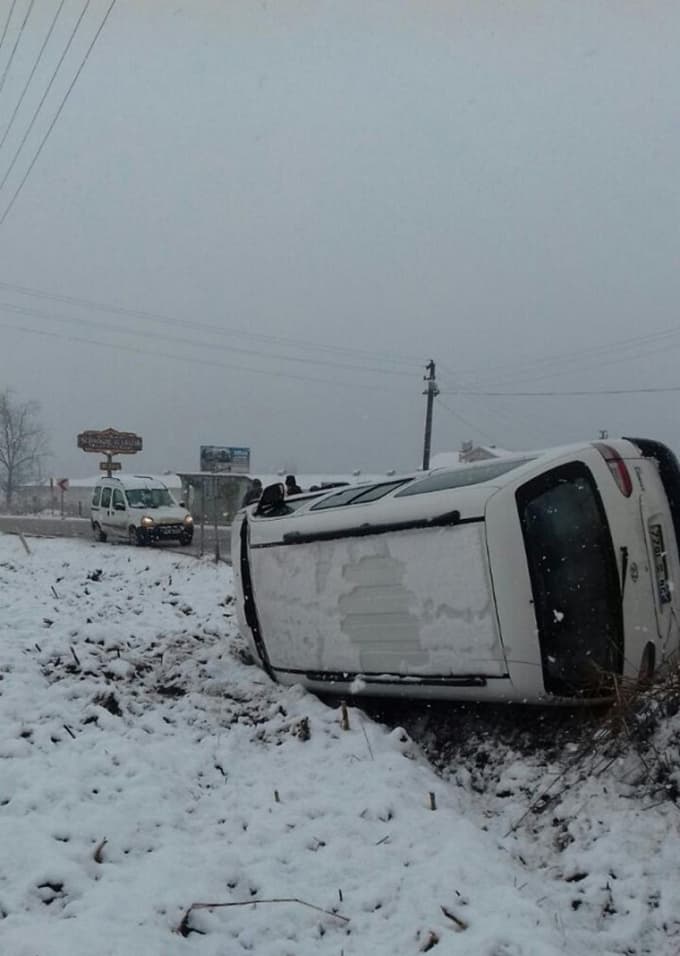Akyazı'da öğrenci servis aracı devrildi