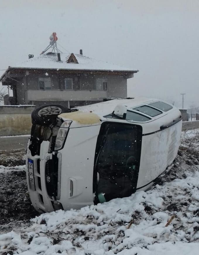 Akyazı'da öğrenci servis aracı devrildi
