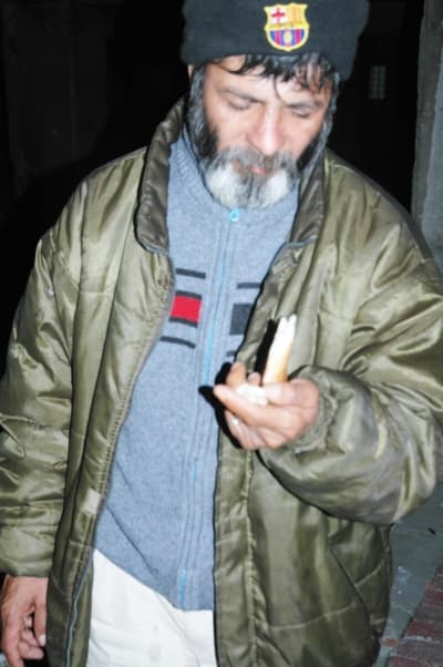 Çöplerden Topladığı Ekmekleri Yiyerek Yaşıyor