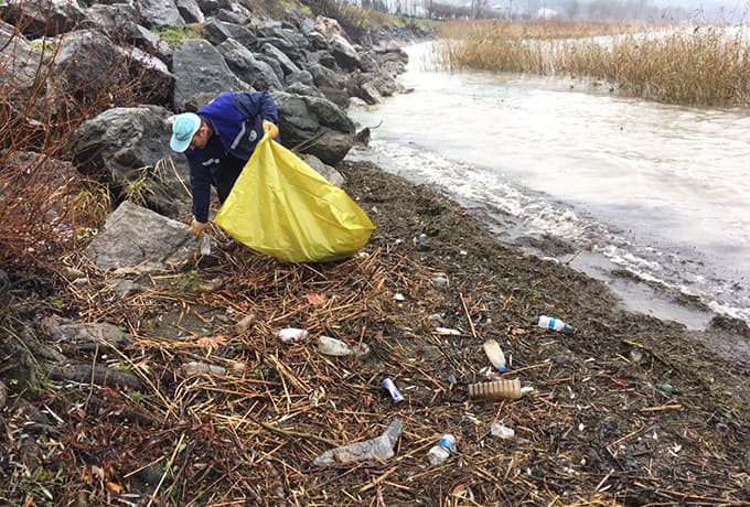 Sapanca Gölü'nün kıyısından çuvallarca çöp çıktı