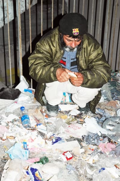 Çöplerden Topladığı Ekmekleri Yiyerek Yaşıyor