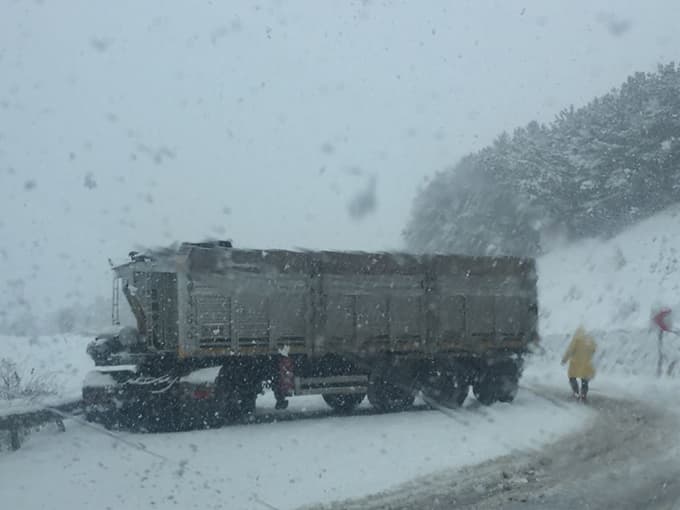 Taraklı'da  TIR ve kamyonlar yolda kaldı
