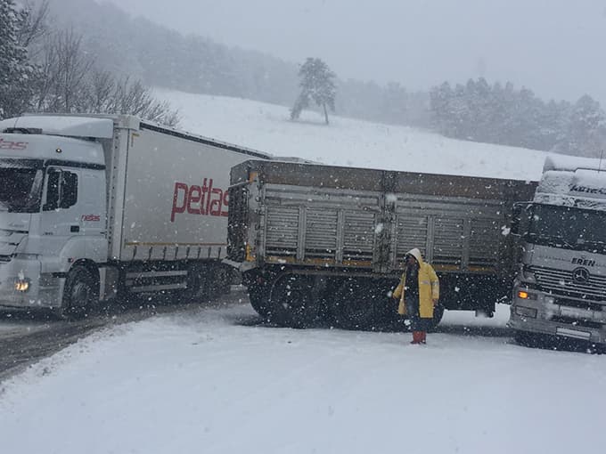 Taraklı'da  TIR ve kamyonlar yolda kaldı