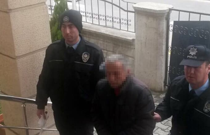 Ev sahibini bıçakla tehdit edip...