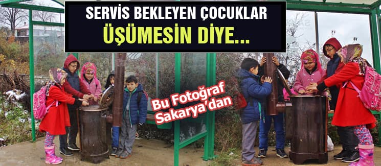 Çocuklar üşümesin diye durağa soba kurdu