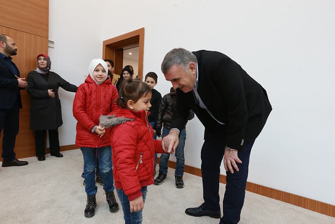 ''Dünyaya rağmen biz elinizi sımsıkı tutacağız''