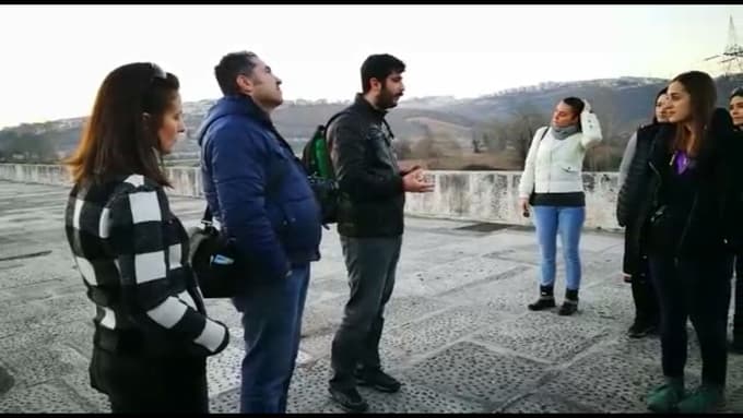 Fotoğraf makinelerini alıp Justinyanus Köprüsü'ne gittiler