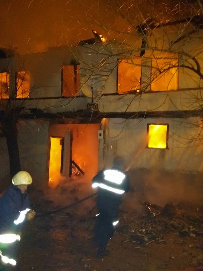 Elektrik kontağından çıkan yangın, 2 katlı evi yuttu