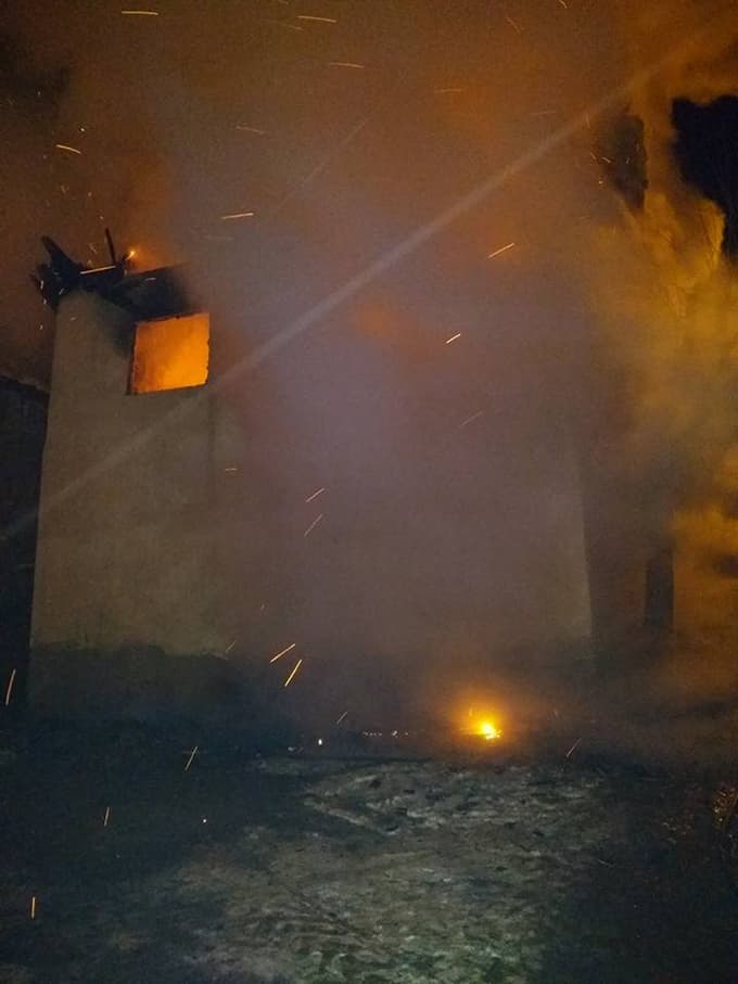 Elektrik kontağından çıkan yangın, 2 katlı evi yuttu