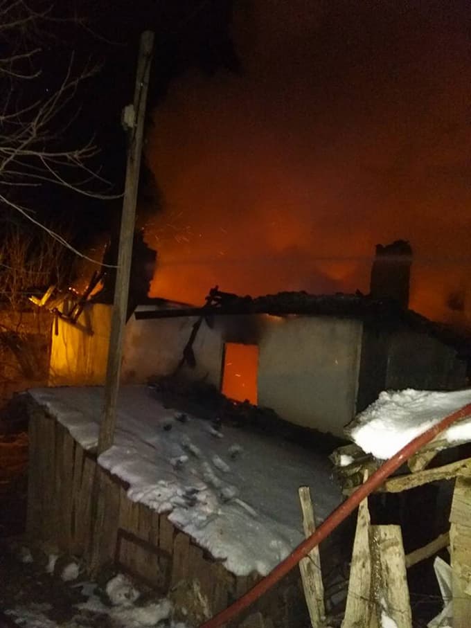 Elektrik kontağından çıkan yangın, 2 katlı evi yuttu