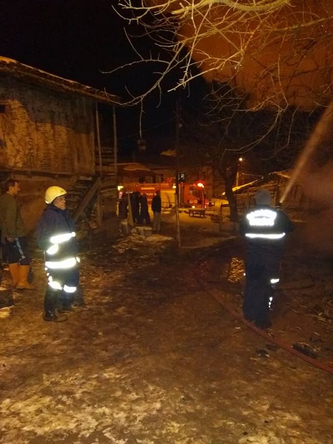 Elektrik kontağından çıkan yangın, 2 katlı evi yuttu
