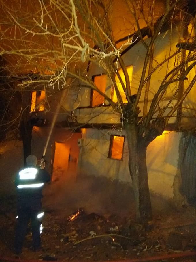 Elektrik kontağından çıkan yangın, 2 katlı evi yuttu
