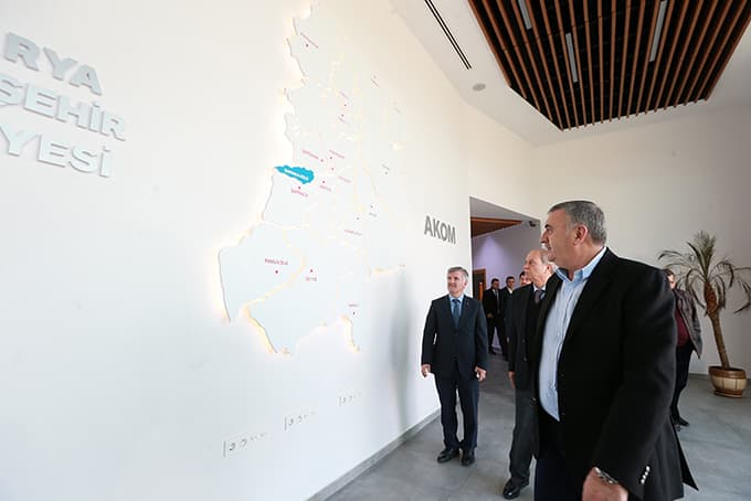 Mustafa İsen, Toçoğlu'yla birlikte AKOM'u gezdi