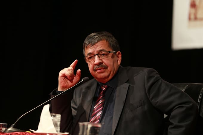 ''Başına müsibet geliyorsa üzerinde toz vardır''